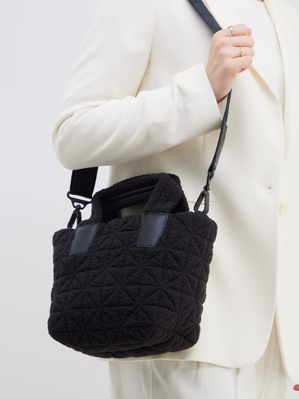 VeeCollective Berlin – Handtasche aus Teddy-Stoff schwarz