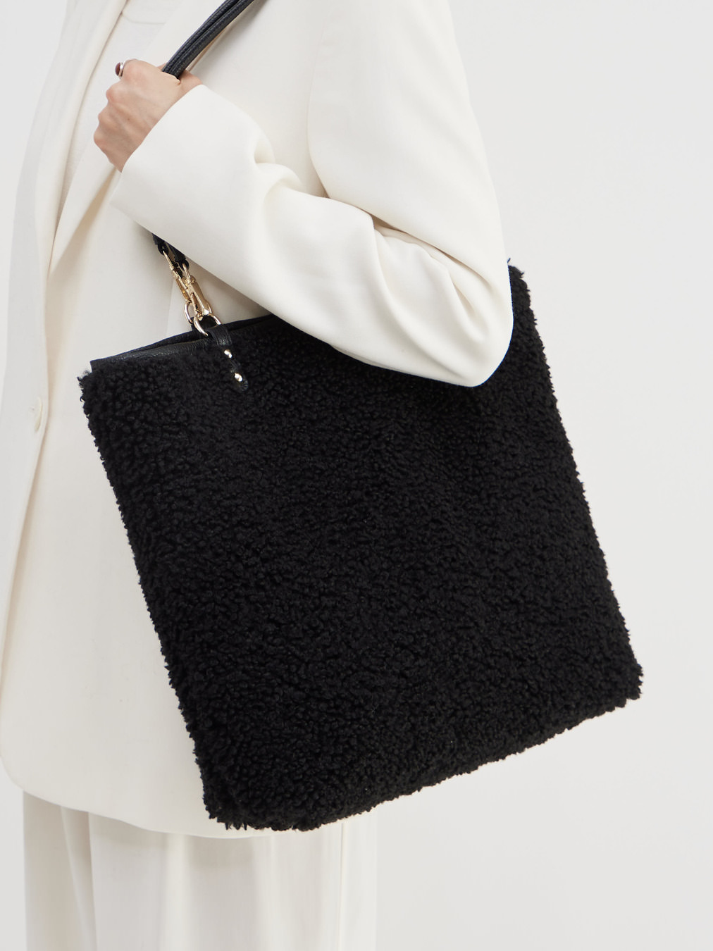 Marlon Firenze – Shopper aus Teddyfell Schwarz