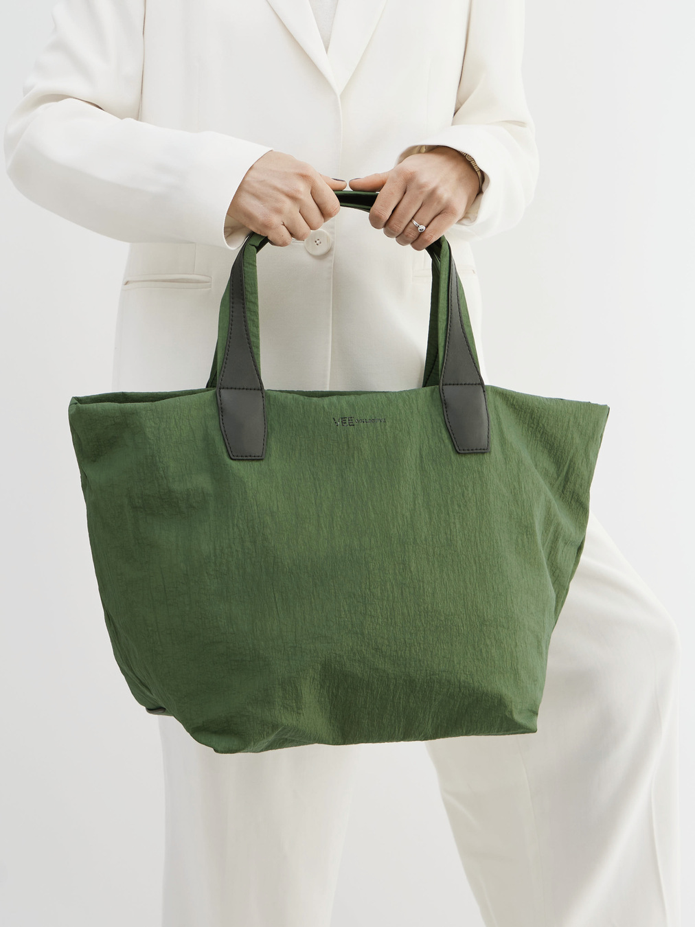 VeeCollective Berlin – Shopper aus Nylon in Olivgrün