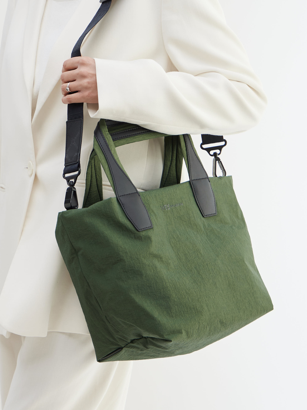 VeeCollective Berlin – Shopper Bag aus Nylon Olivgrün