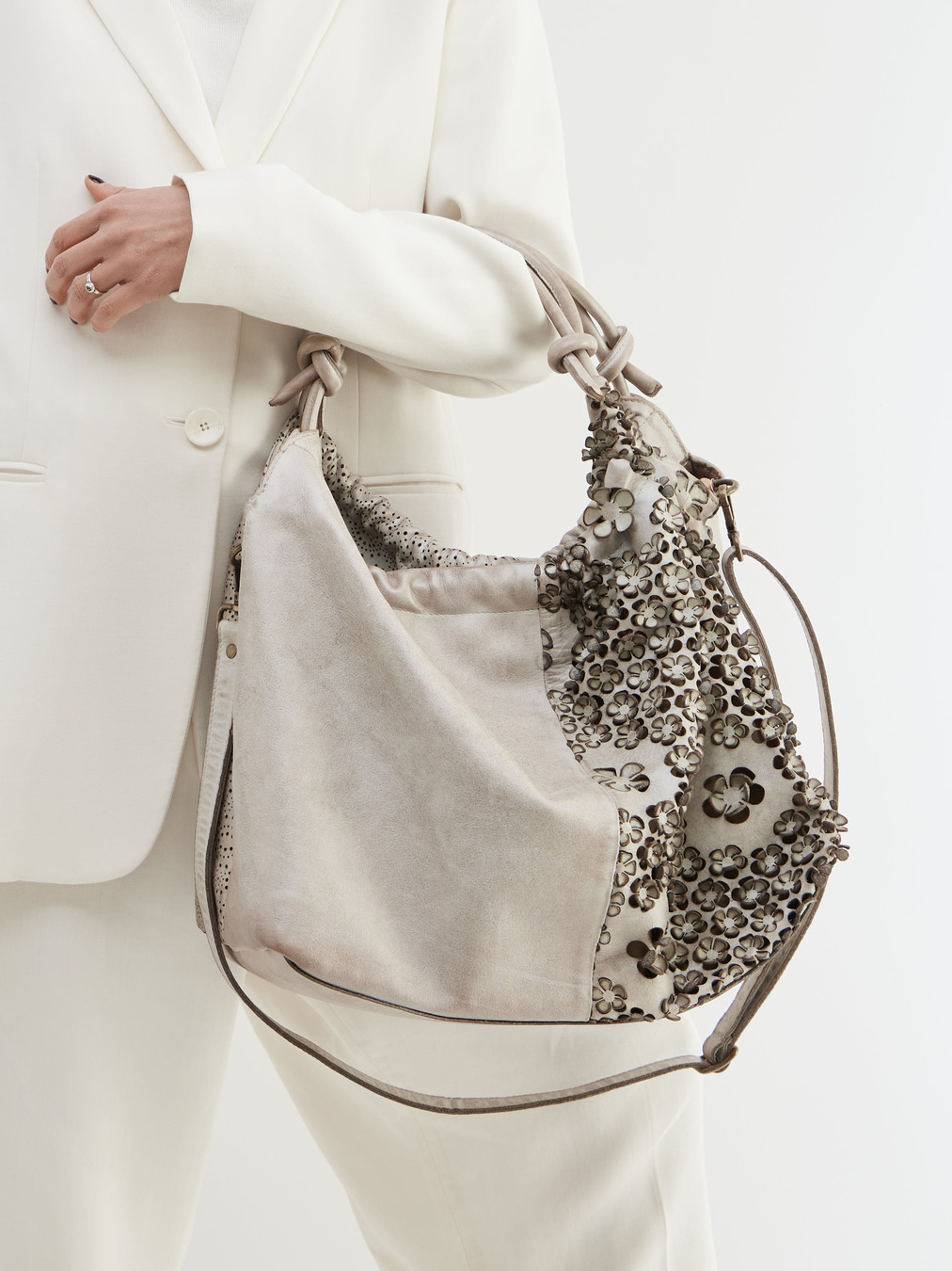 Alchimia – Hobo Bag aus Leder mit Floraldetails
