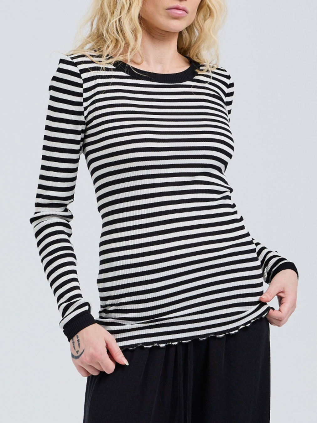 Seamless Basic – Rippstrickshirt aus Jersey in Schwarz