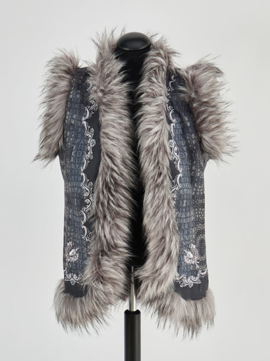 Katherina Loretta – Kunstfellweste aus Textil mit Wolf-Print