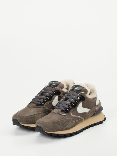 Sneaker high
