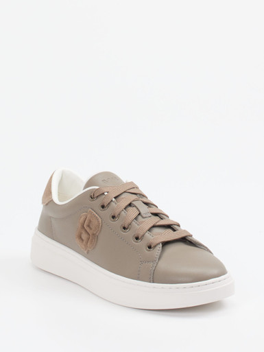 Boss – Sneaker aus Kalbleder in Taupe