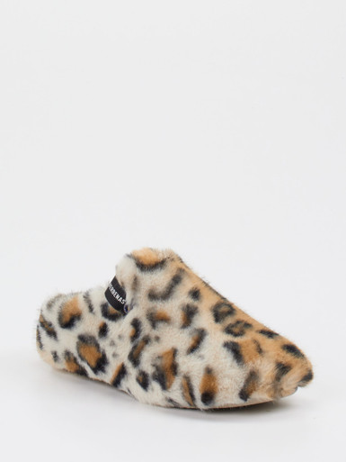 Verbenas – Pantoffeln aus Fell mit Leoprint