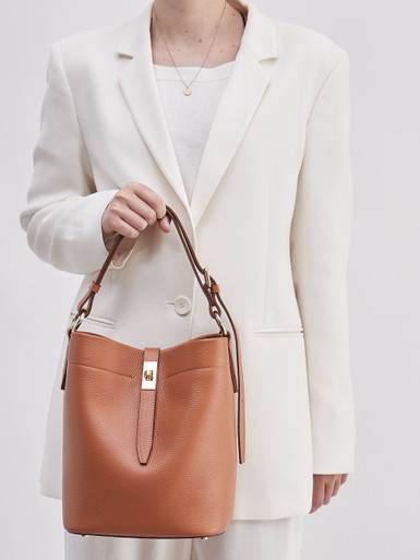 Konstantin Starke – Bucket Bag aus Leder Cognacbraun