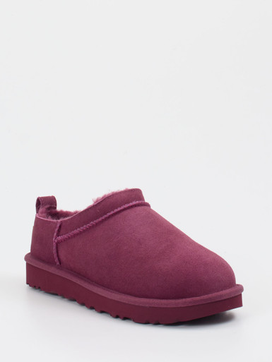 UGG – Lammfell-Hausschuh aus Veloursleder beerenrot