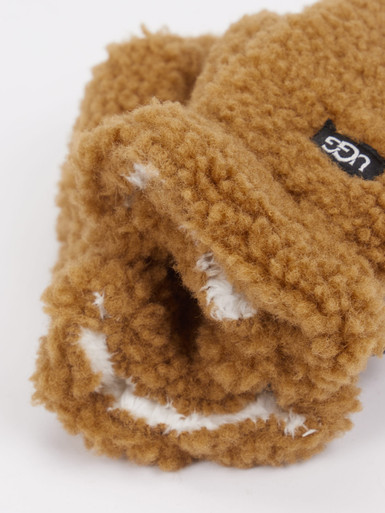 UGG – Fäustlinge aus Textil in Teddy-Optik cognac