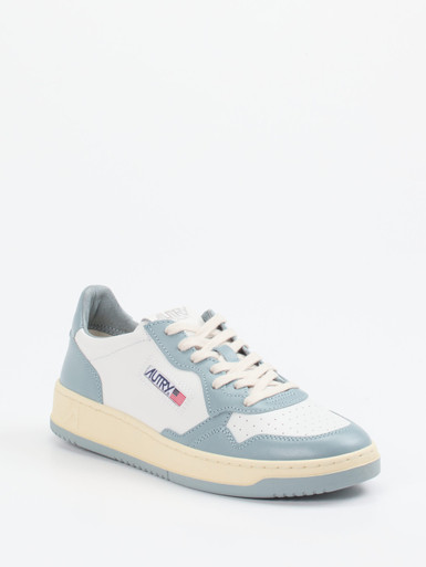 Autry – Sneaker aus Leder in Hellblau-Weiß-Creme