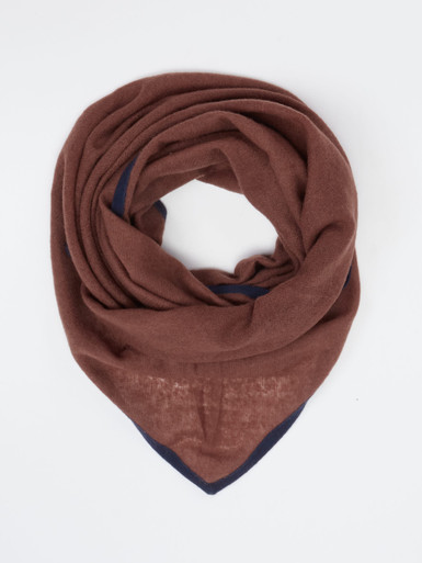 Cashmere Blues – Dreieckstuch aus Feinstrick Ziegelrot