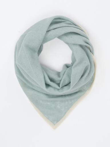 Cashmere Blues – Dreieckstuch aus Feinstrick Salbeigrün