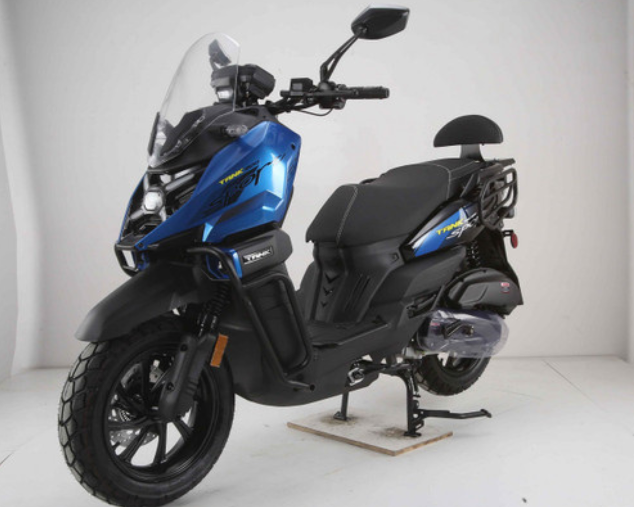 Vitacci Tank Sport 200 EFI Scooter: 4-Stroke Power