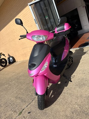 Display Model Taotao Pony-50 33 Miles Gas Street Legal Scooter, Electric With Keys, Kick Start Back Up Scooter - Fully Assembled And Tested