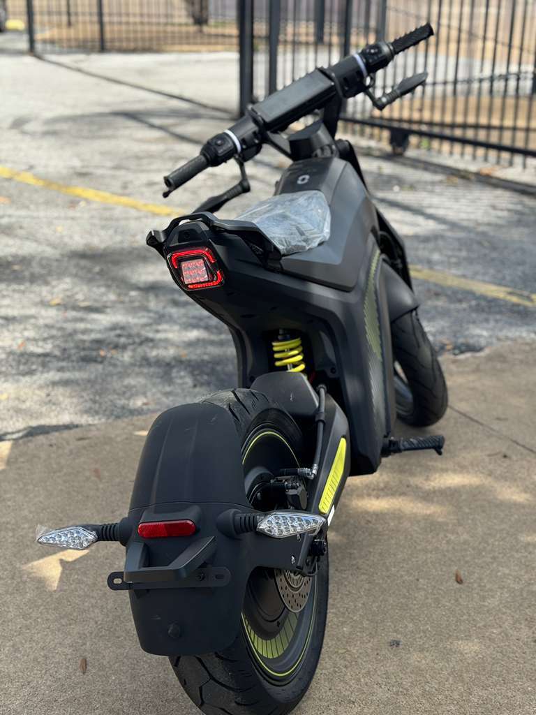 Display Model NAXEON I AM. Pro Electric Motorcycle - High-Performance Urban Ride with Smart Features