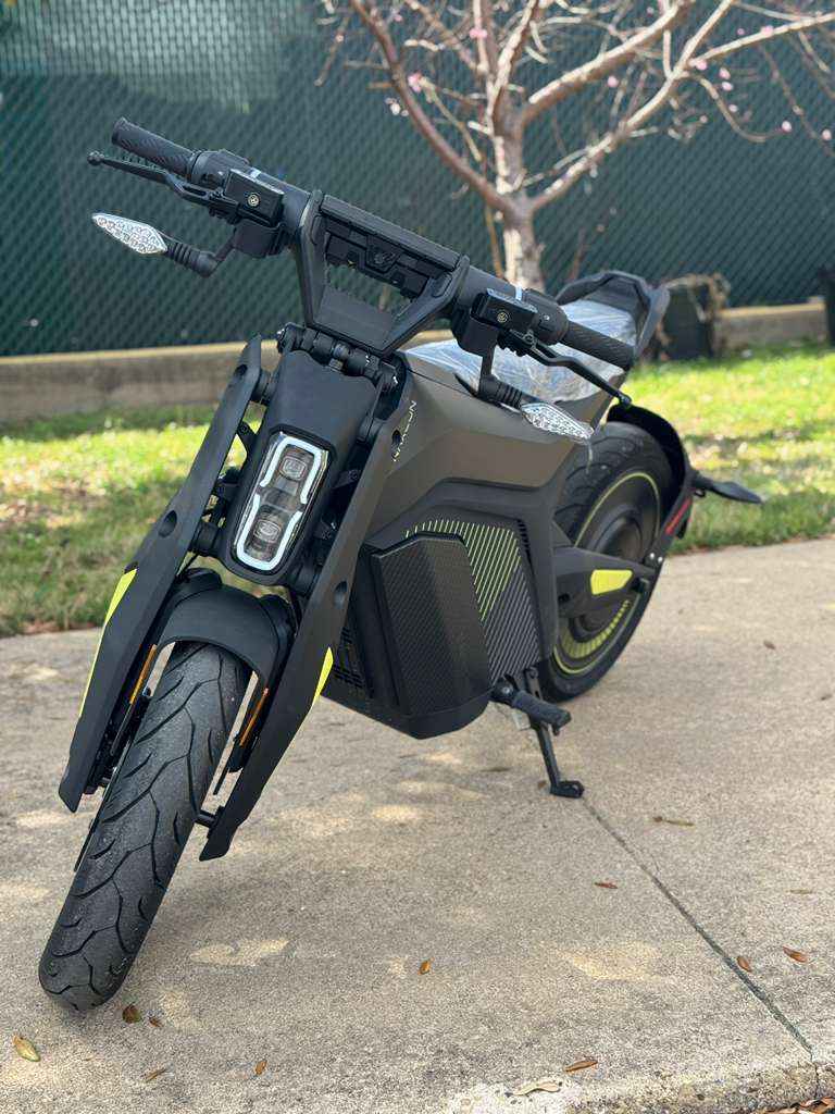Display Model NAXEON I AM. Pro Electric Motorcycle - High-Performance Urban Ride with Smart Features