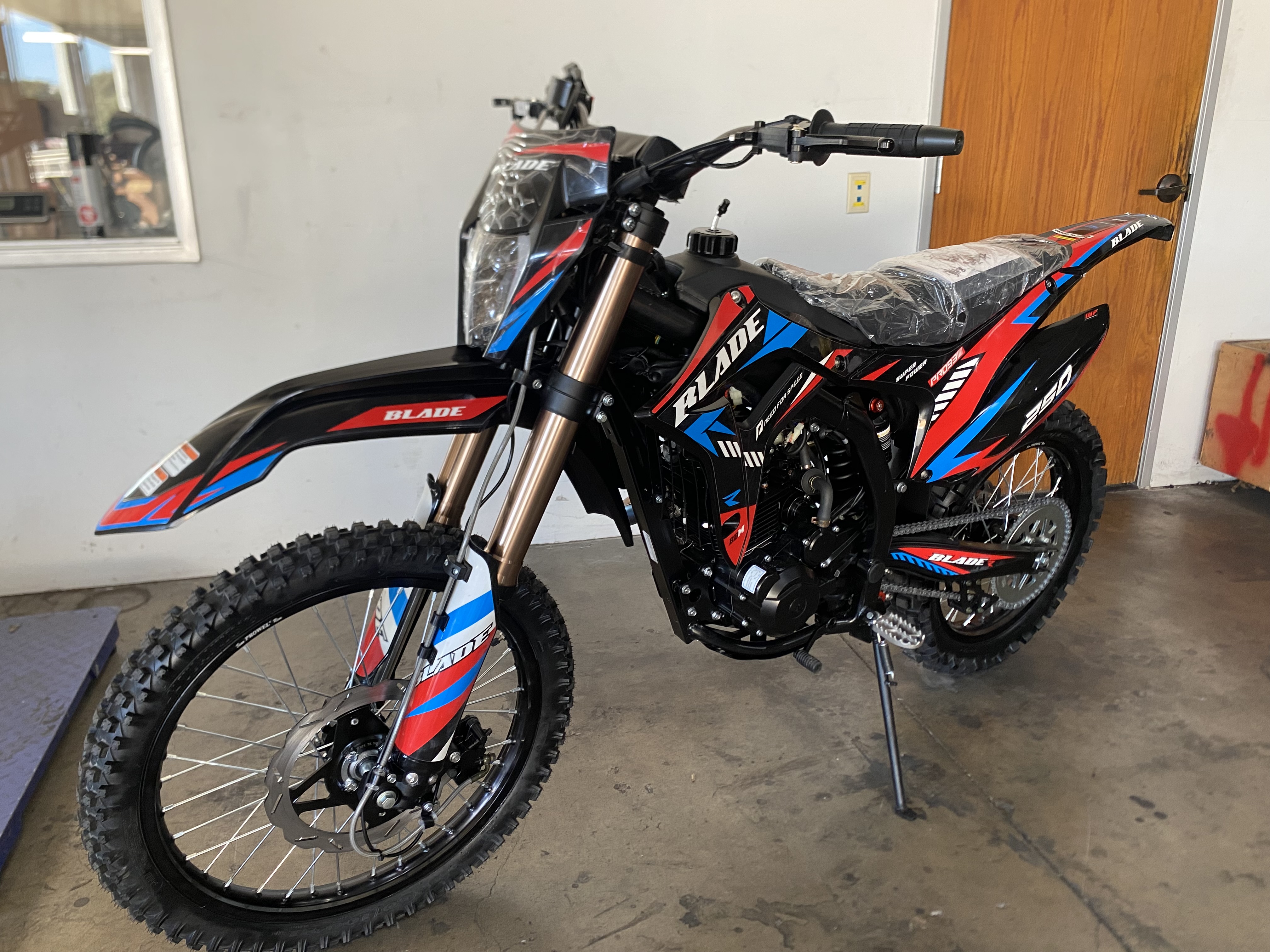 RPS Blade 250 Dirt Bike 5-Speed Manual With NIBBI Carburetor, Digital Dashboard, and Adjustable Rear Air Shock