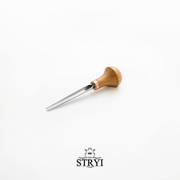 The photo shows the Stryi Palm #7 Chisel with a 5mm blade width and a oak palm handle.