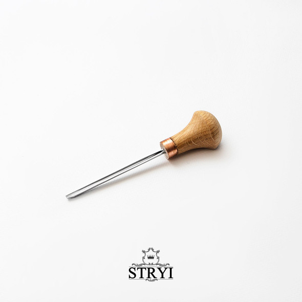This image shows the #9 Stryi with a 3mm chisel width and a oak palm handle.
