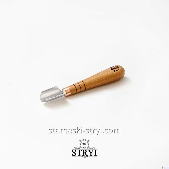 This Stryi Shorty Beveled Semi-Circular Gouge 20mm carving gouge has an oak handle with the Stryi logo on top of the handle, and a high carbon steel blade that is formed into a u shape cutting edge.