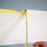 FrogTape Delicate Surface van de muur af trekken. Het resultaat: een strakke verflijn