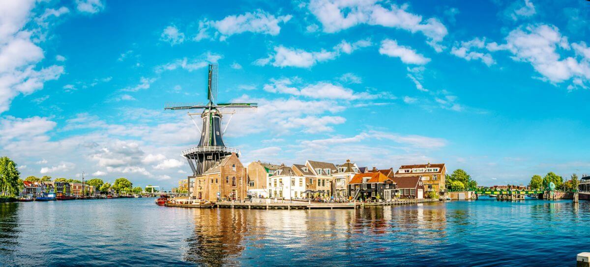 Gezicht op de sfeervolle binnenstad van Haarlem