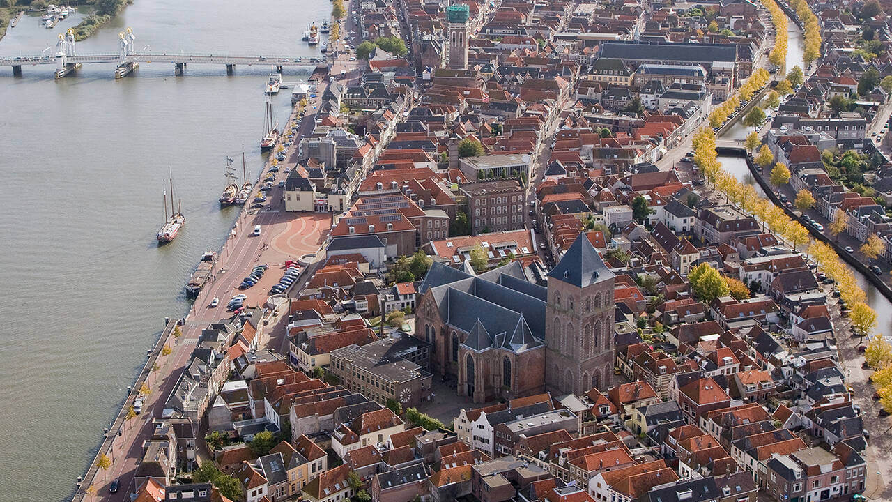 Sfeervolle bebouwing en de IJssel bij Kampen