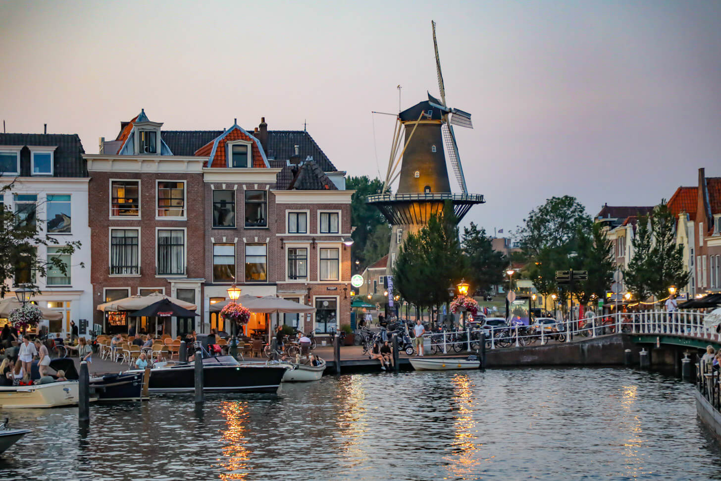 Zicht op de historische grachten en panden van Leiden