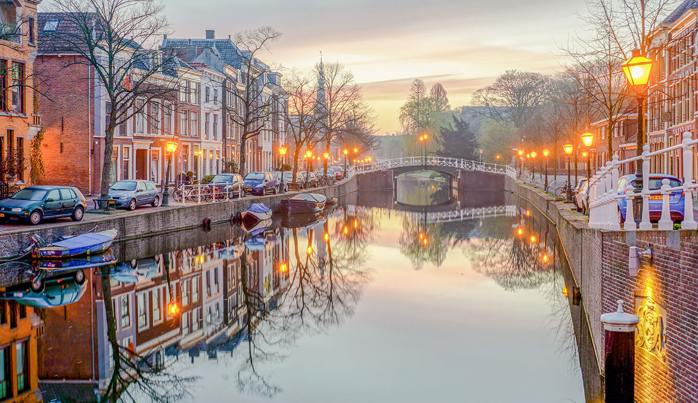 Sfeervol straatbeeld in de binnenstad van Leiden