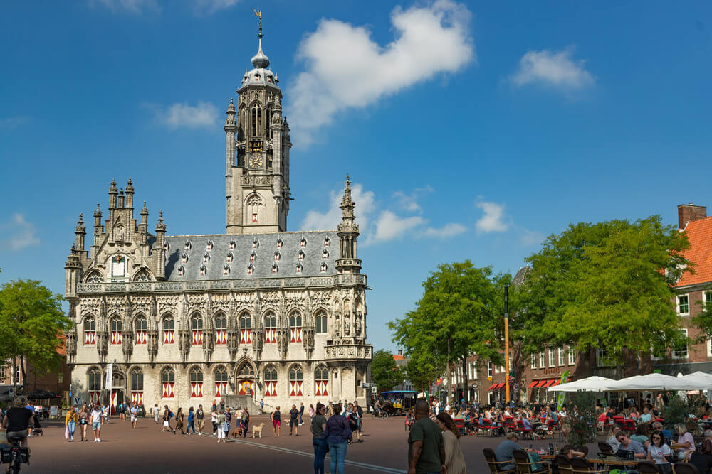 Sfeervolle straat in Middelburg met goed onderhouden schilderwerk