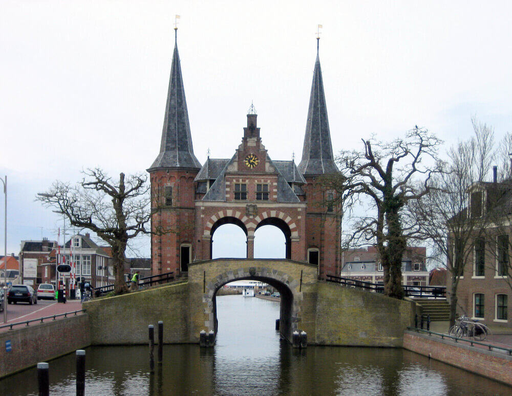 Sfeervol Sneek met zicht op de grachten en architectuur