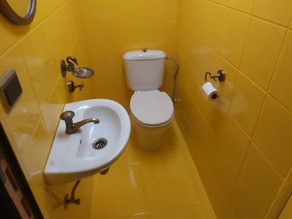 Gele tegels in de wc