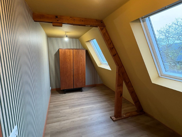 Zolderkamer met warme gele kleur