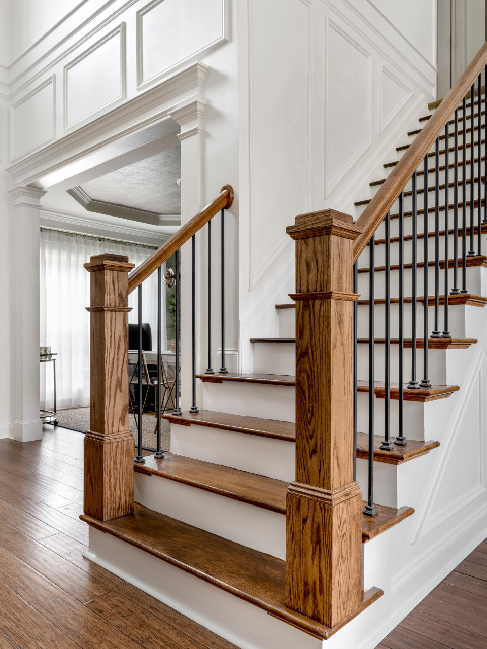 LJ-4091 Red Oak Traditional Style Box Newel Plain.