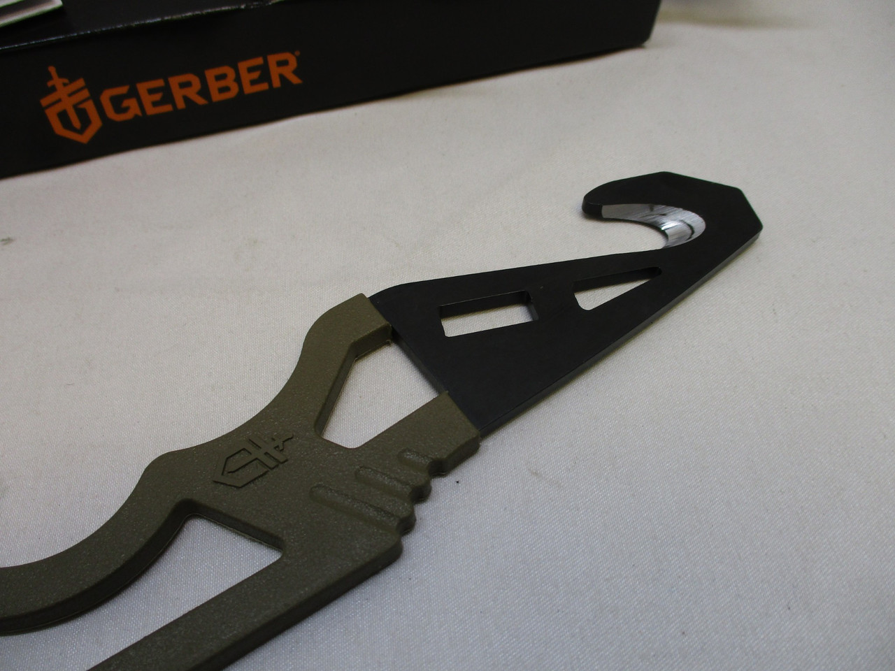 NEW GERBER CRISIS HOOK KNIFE SEAT BELT/ STRAP CUTTER GLASS BREAKER OXYGEN WRENCH