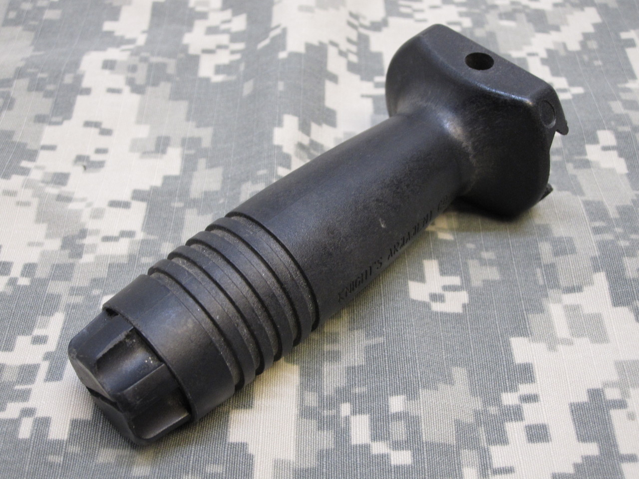 NEW KNIGHTS ARMAMENT CO. PICATINNY RAIL FORWARD FRONT GRIP