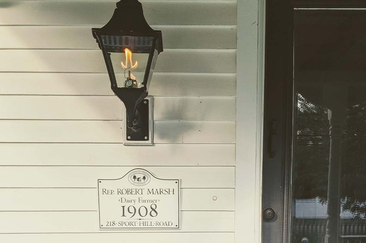 Combine Tradition and Modernity With Farmhouse Outdoor Lighting