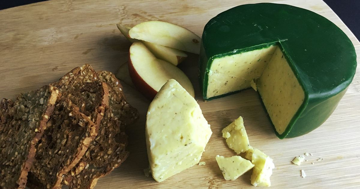 CHEESE TARPA (M) カーキ Monterey Jack Garlic Pesto – Wisconsin Cheese Mart