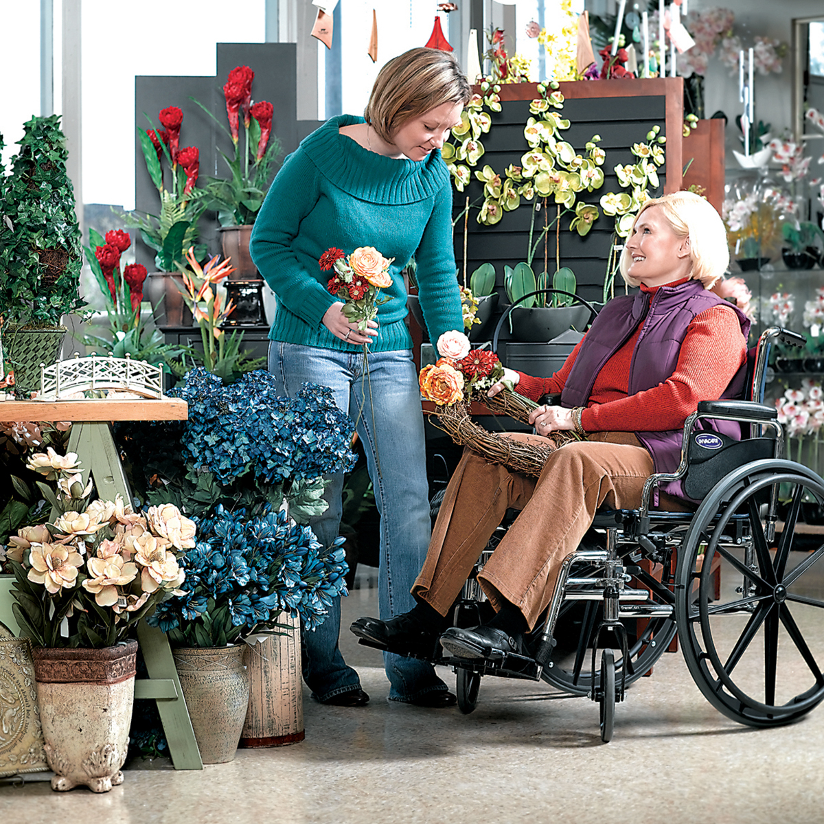 invacare-tracersx5-custom-product-lifestyle-in-use-living-spinal.jpg