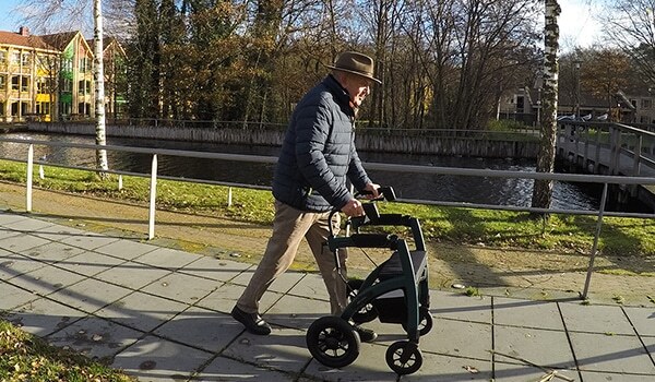 living-spinal-rhythym-man-on-rollator.jpg living-spinal-rhythym-man-on-rollator.jpg