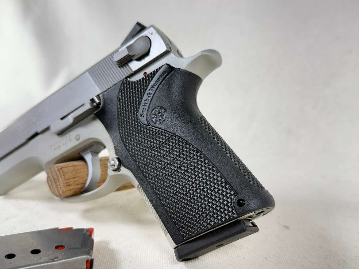 Smith & Wesson 4013 40 S&W Serial: TYS9663