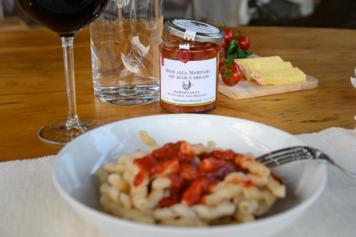 JAR OF MARINARA SAUCE WITH GARLIC AND OREGANO JAR OF MARINARA SAUCE WITH GARLIC AND OREGANO