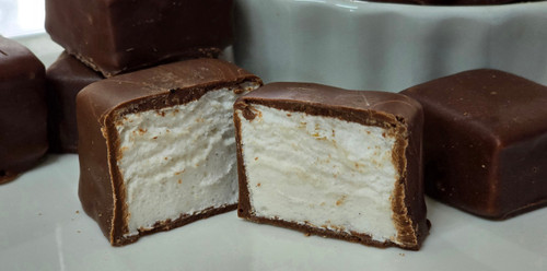 HOMEMADE MARSHMALLOWS CUBIERTOS CON CHOCOLATE 70% - BOMBÓN