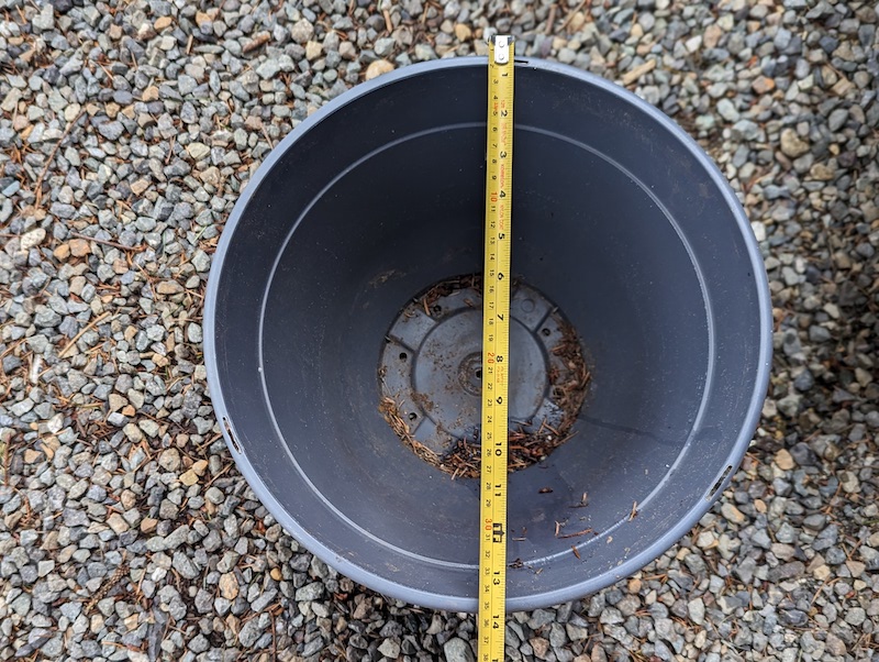 measuring-the-diameter-of-a-round-pot.jpg