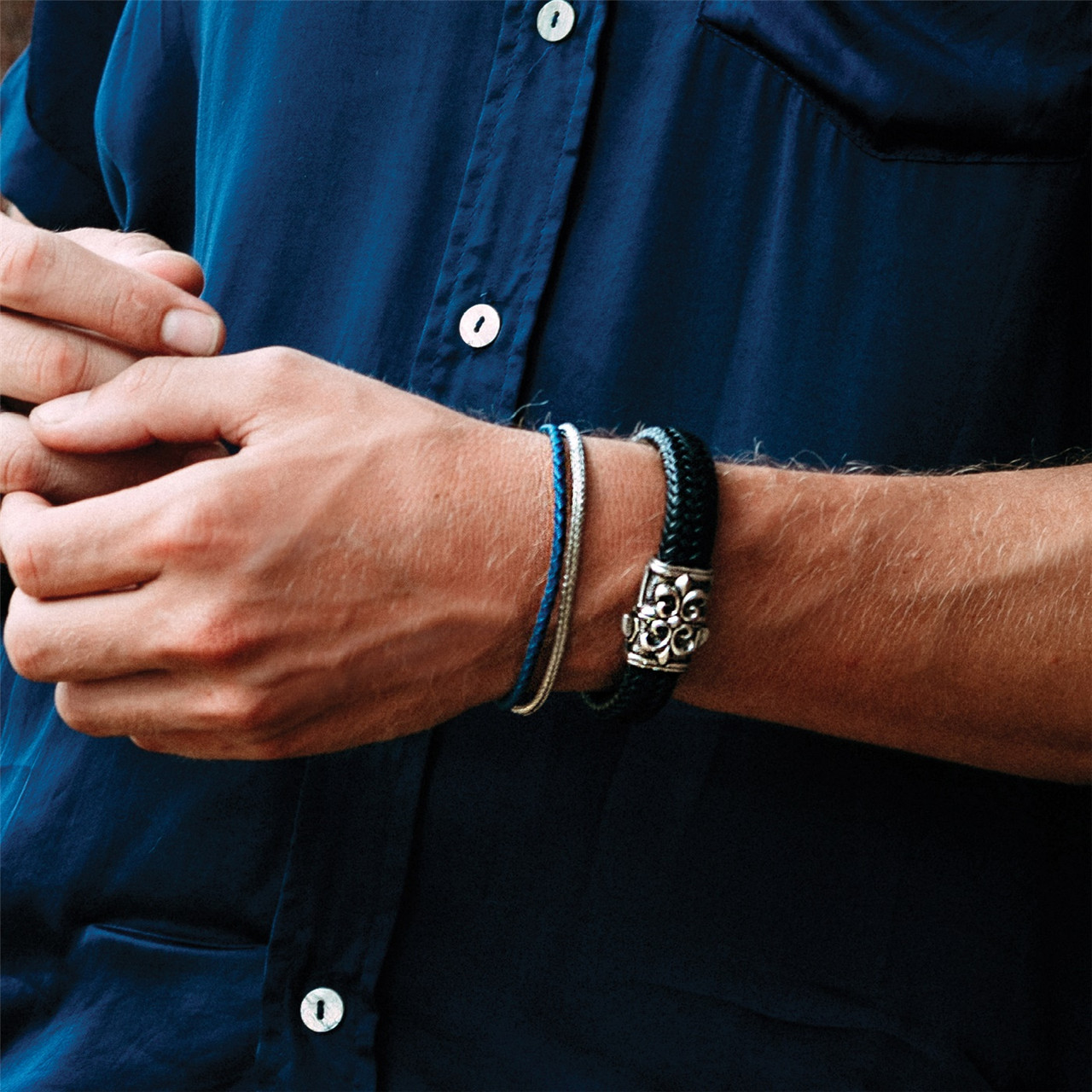 Rockstud Leather Bracelet With Ruthenium Studs for Man in Marine |  Valentino US