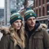 Egyedi mintás, RPET jacquard kötött sapka 3x1 bordás mandzsettával és pomponnal.