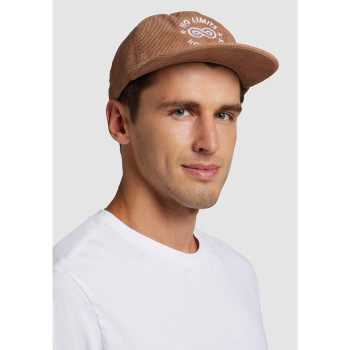 Kordbársony, megerősítés nélküli, 6 paneles, lapos napellenzős sapka.