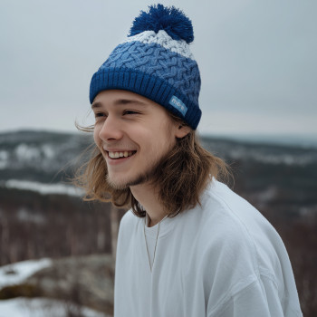 Csavart mintás, kötött sapka 200 g/m² Shu velúr béléssel, bordázott mandzsettával és pomponnal.