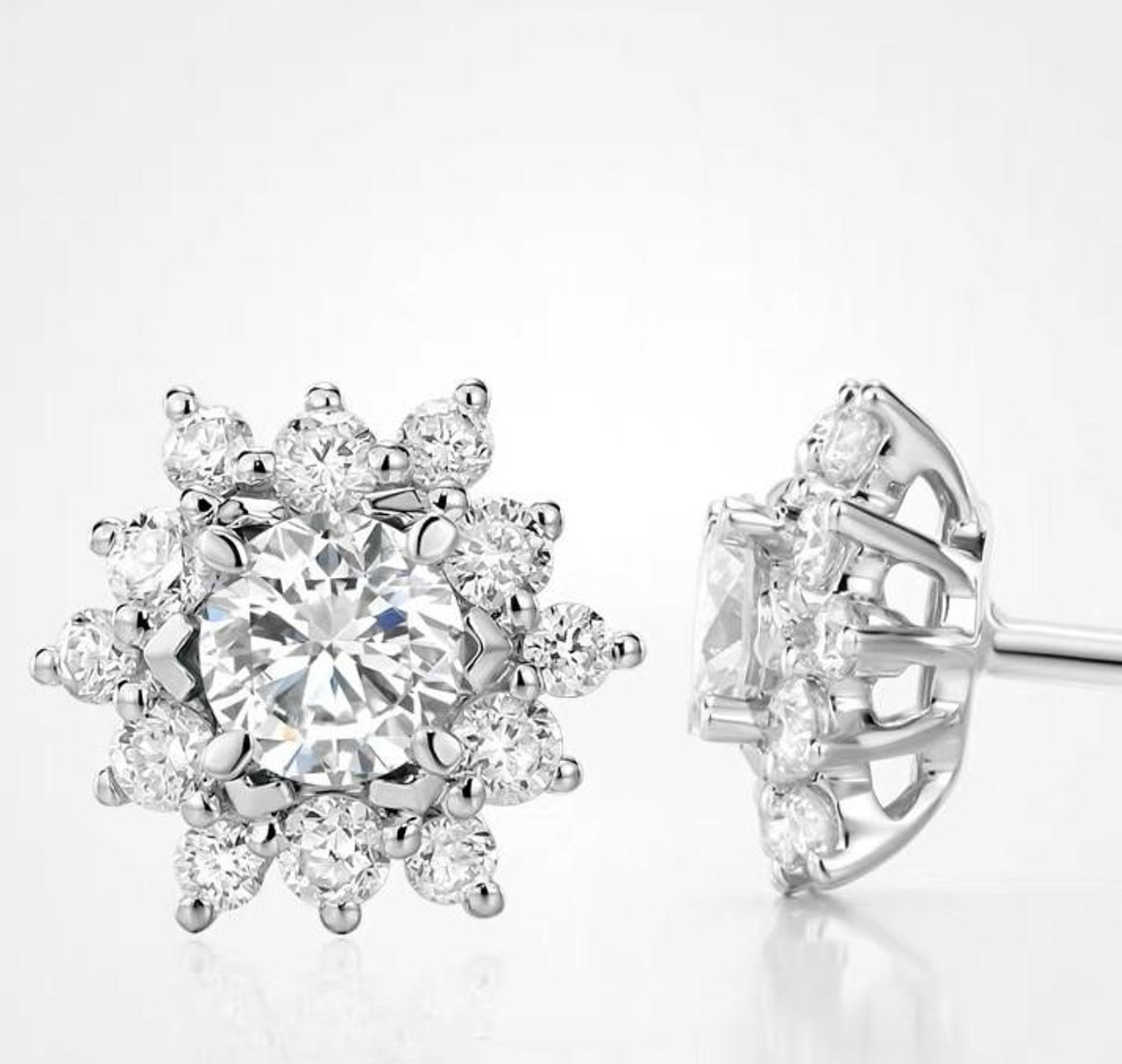 Staggered Inlay Design 18K Gold Lab-Grown Diamond Earring 0.9ct E VS1 IGI