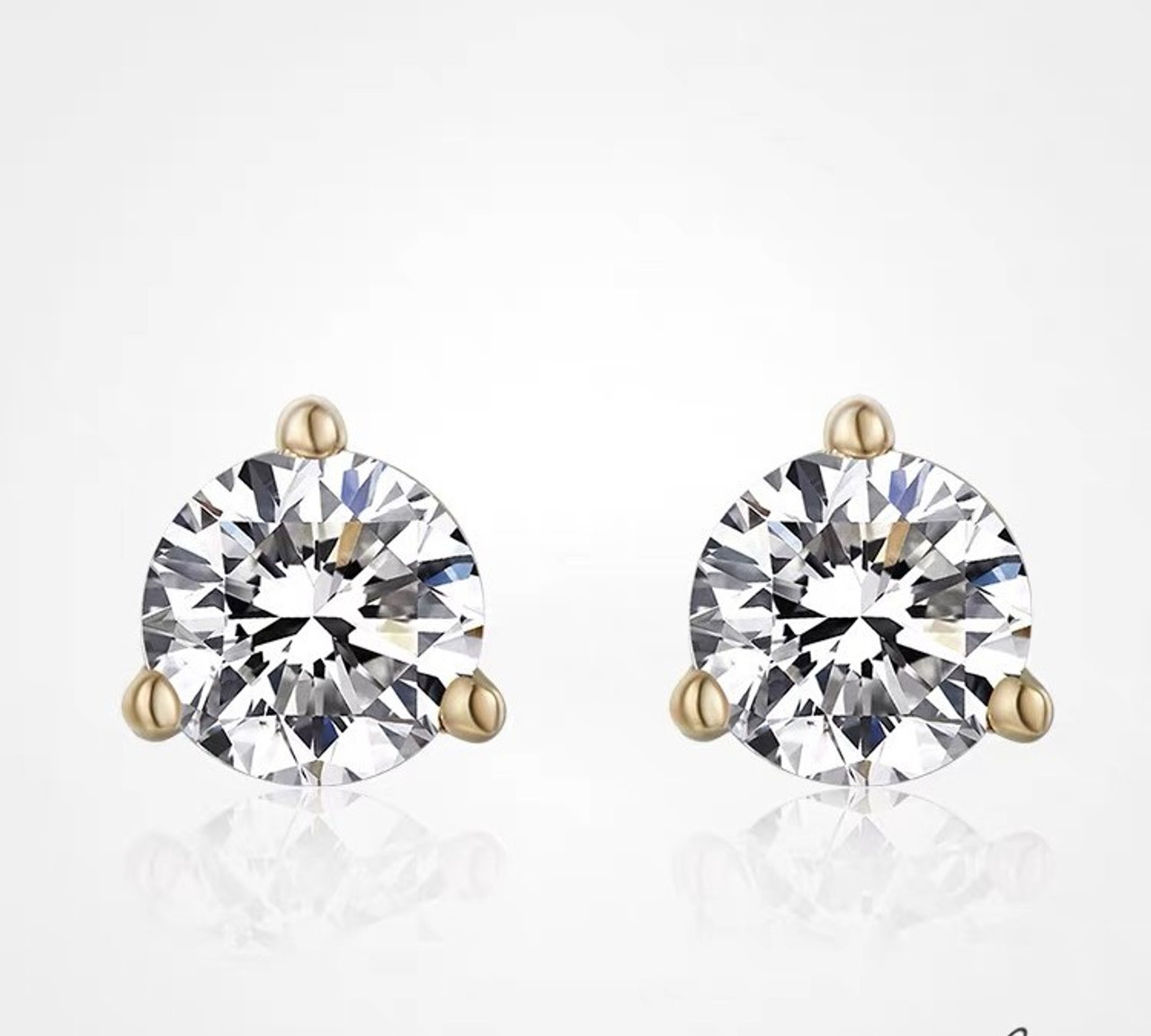 Exquisite split claw design Lab-Grown Diamond Earring
